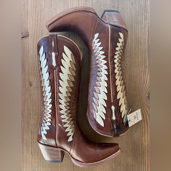 Ariat Shoes - NIB Ariat Goldcrest Western Boot in Cowboy Cognac with Wing Overlay - Size 8